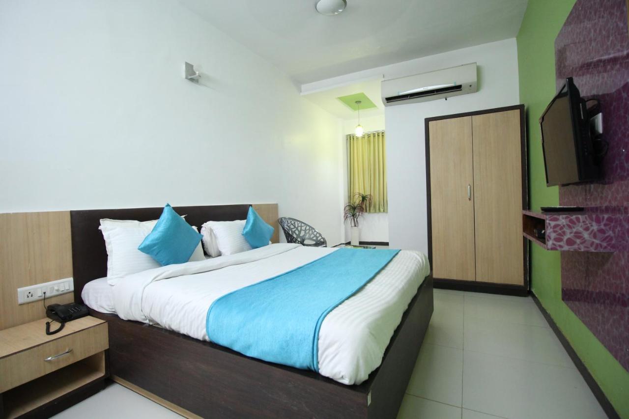 Hotel Hillton Гандинагар Екстериор снимка
