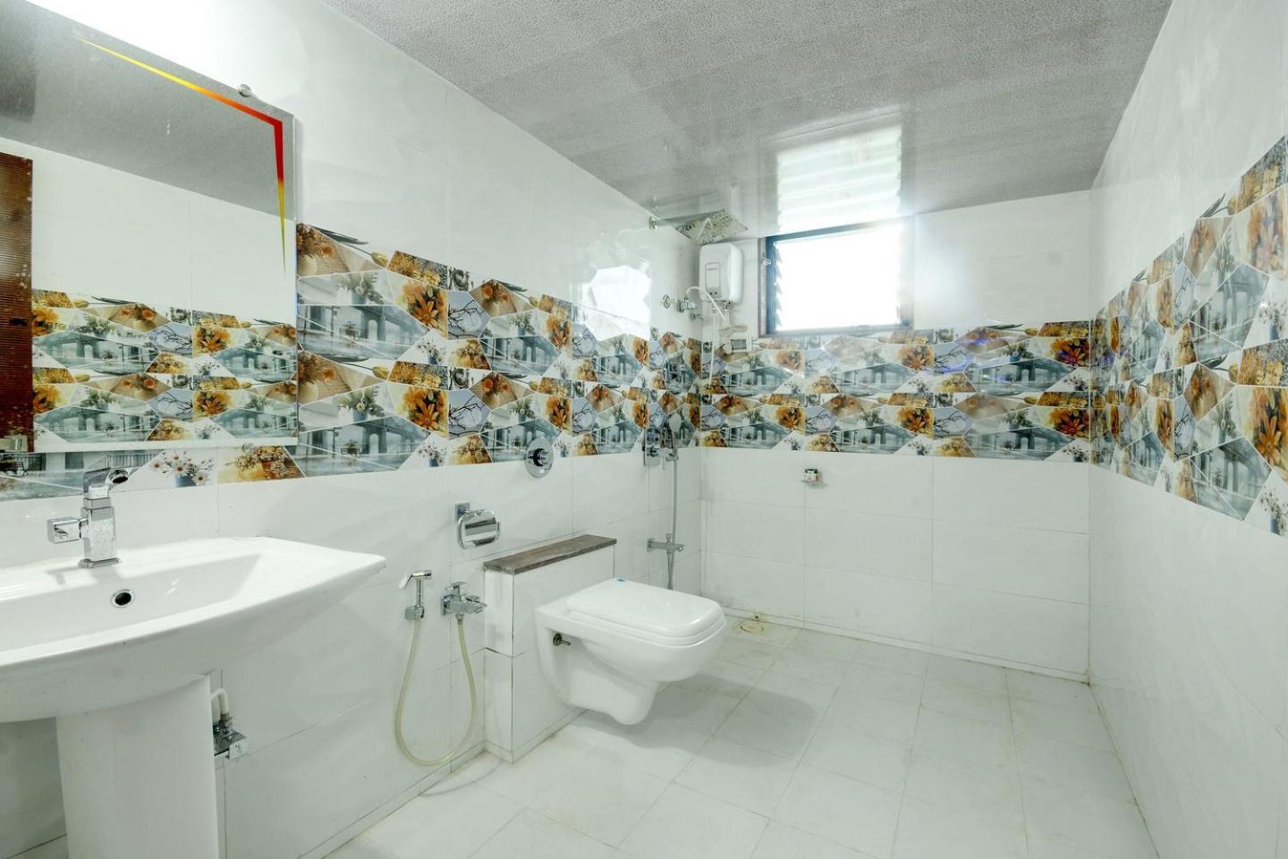 Hotel Hillton Гандинагар Екстериор снимка