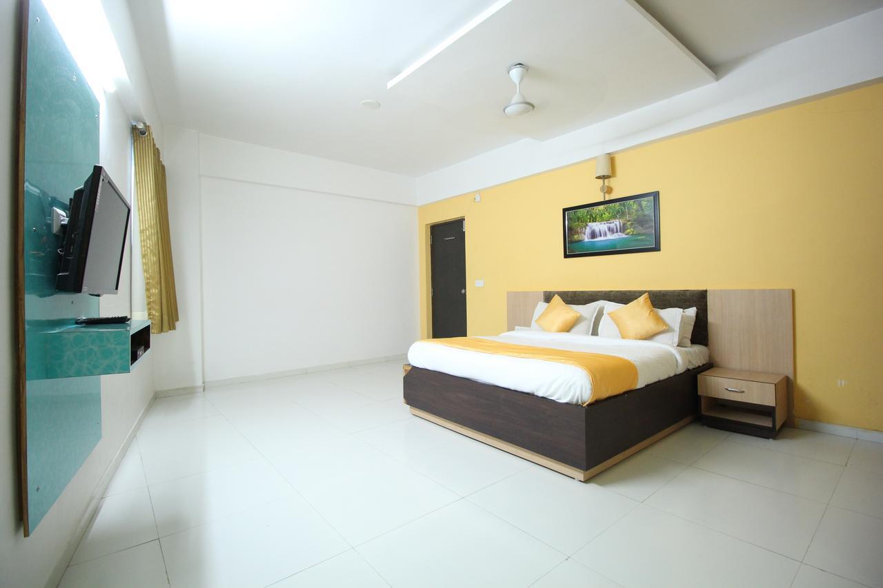 Hotel Hillton Гандинагар Екстериор снимка