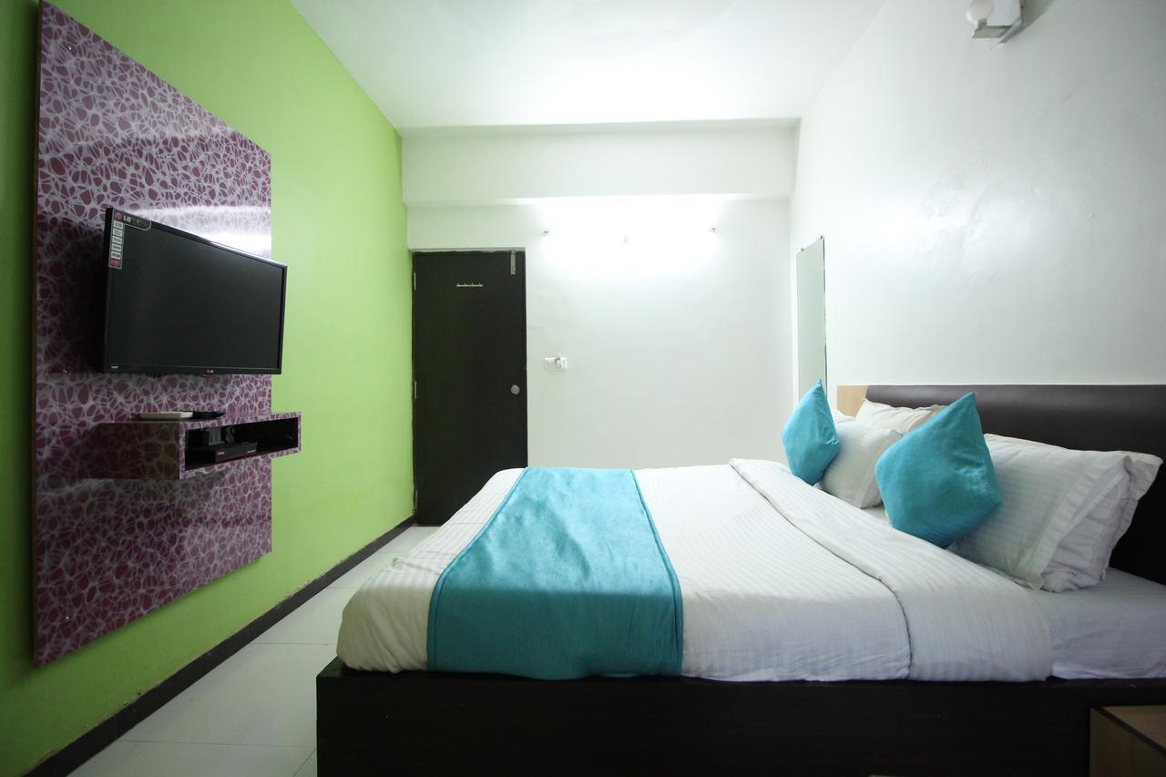 Hotel Hillton Гандинагар Екстериор снимка