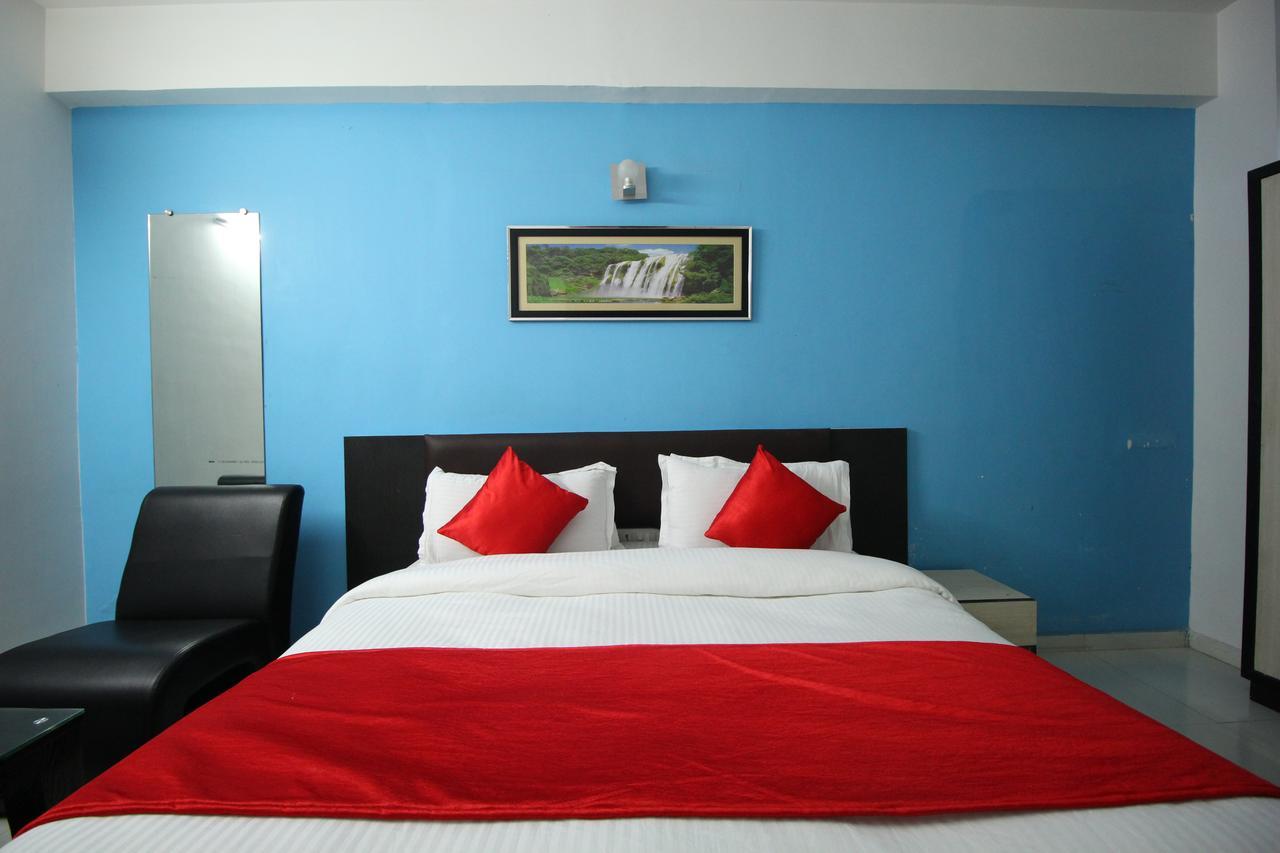 Hotel Hillton Гандинагар Екстериор снимка