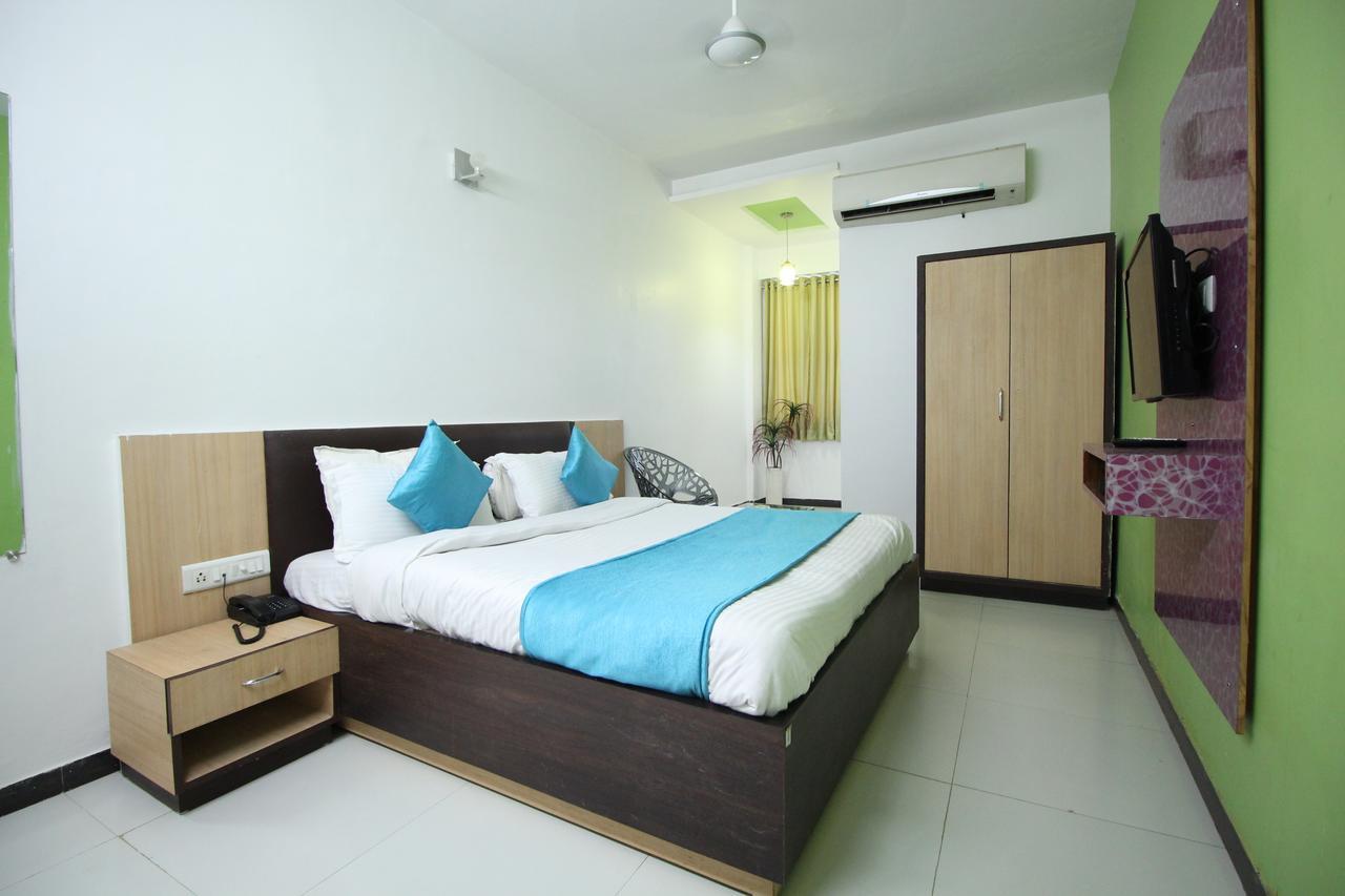 Hotel Hillton Гандинагар Екстериор снимка