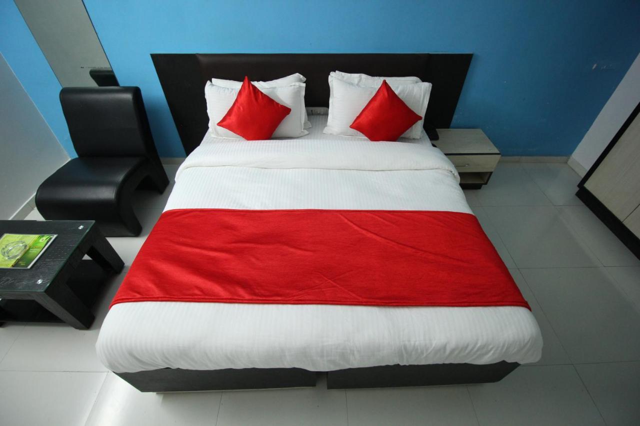 Hotel Hillton Гандинагар Екстериор снимка