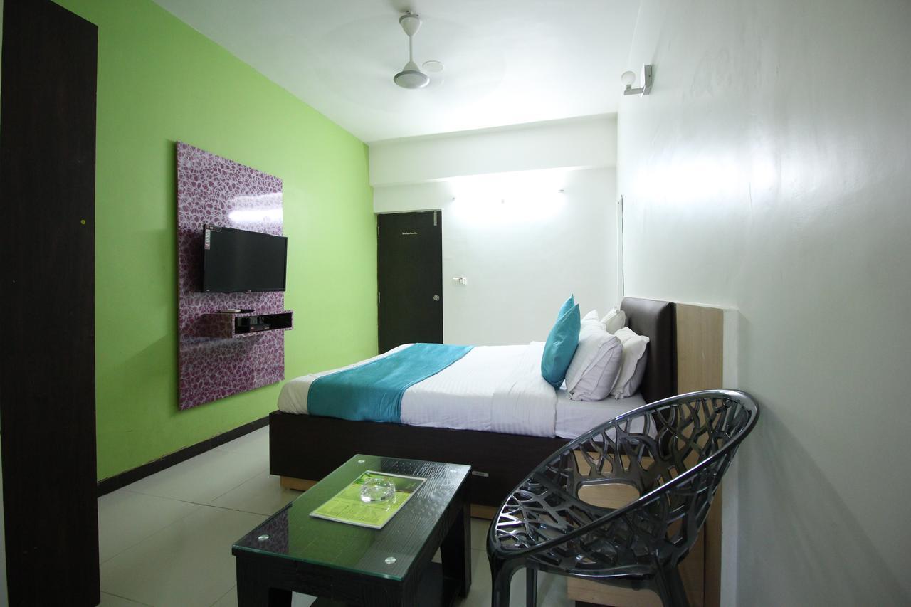 Hotel Hillton Гандинагар Екстериор снимка