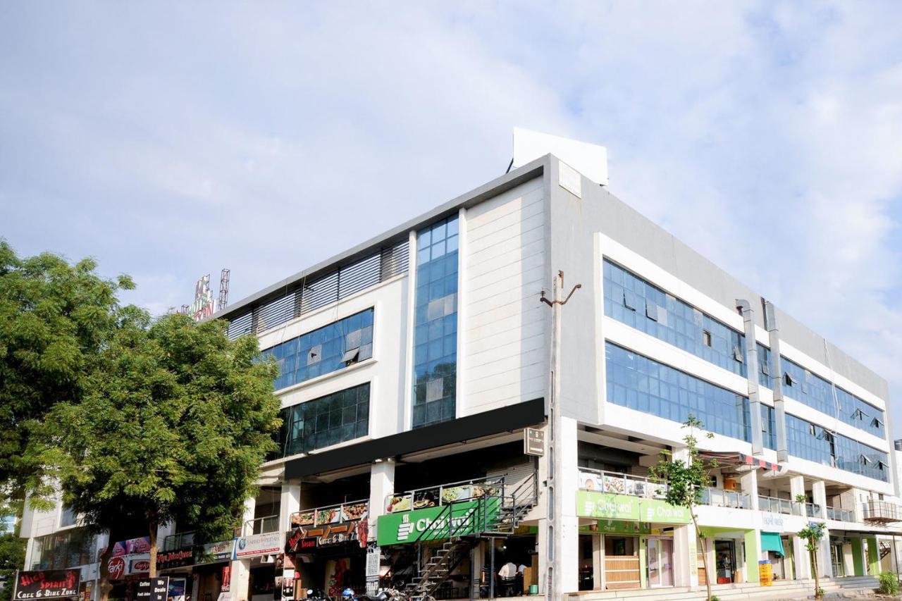 Hotel Hillton Гандинагар Екстериор снимка