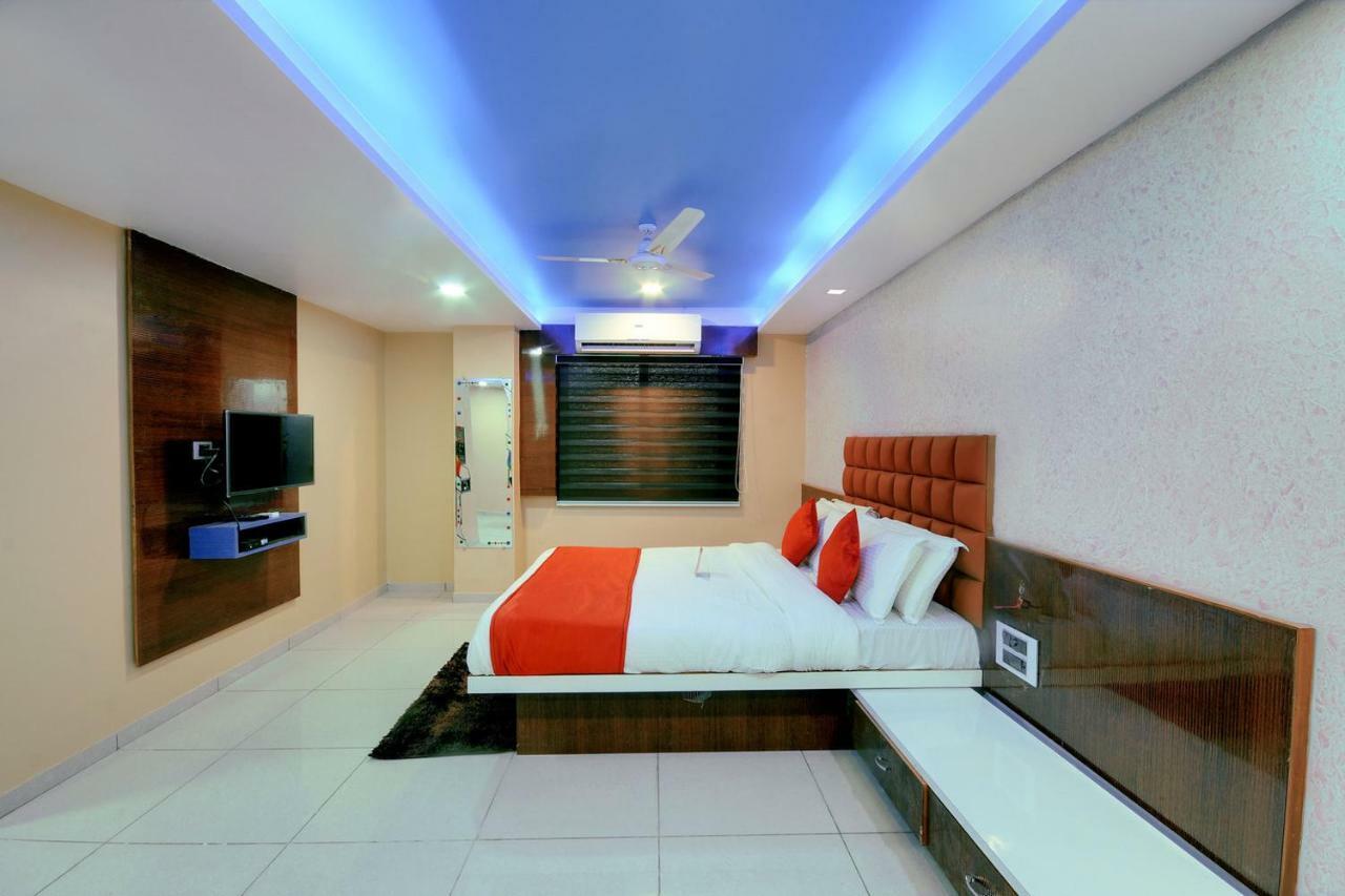 Hotel Hillton Гандинагар Екстериор снимка
