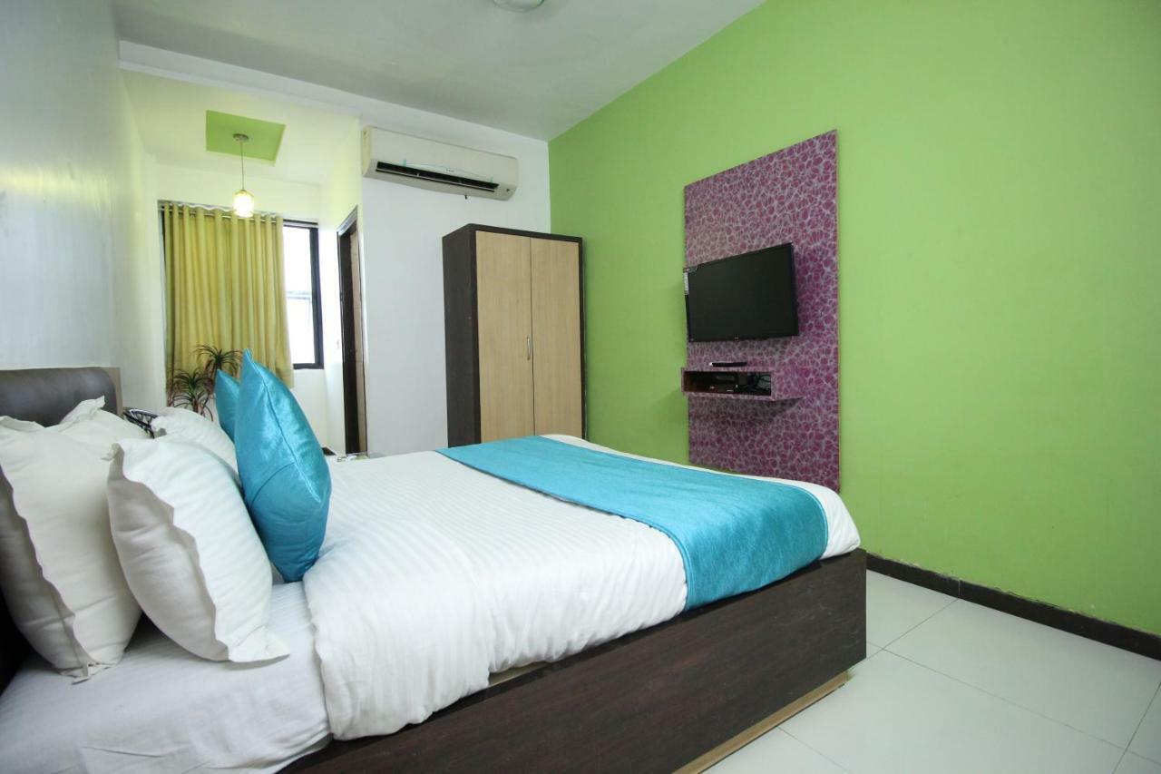Hotel Hillton Гандинагар Екстериор снимка