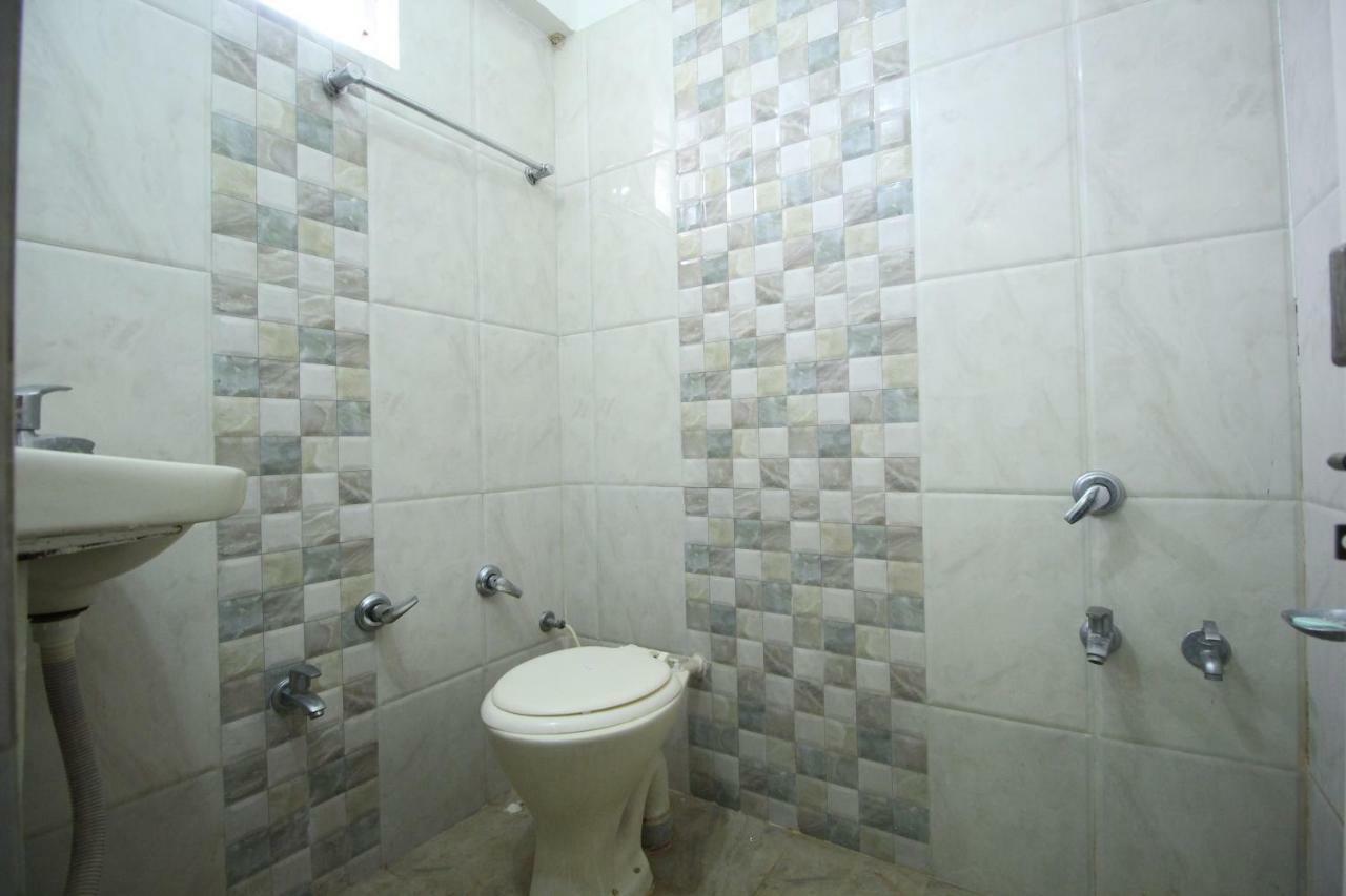 Hotel Hillton Гандинагар Екстериор снимка