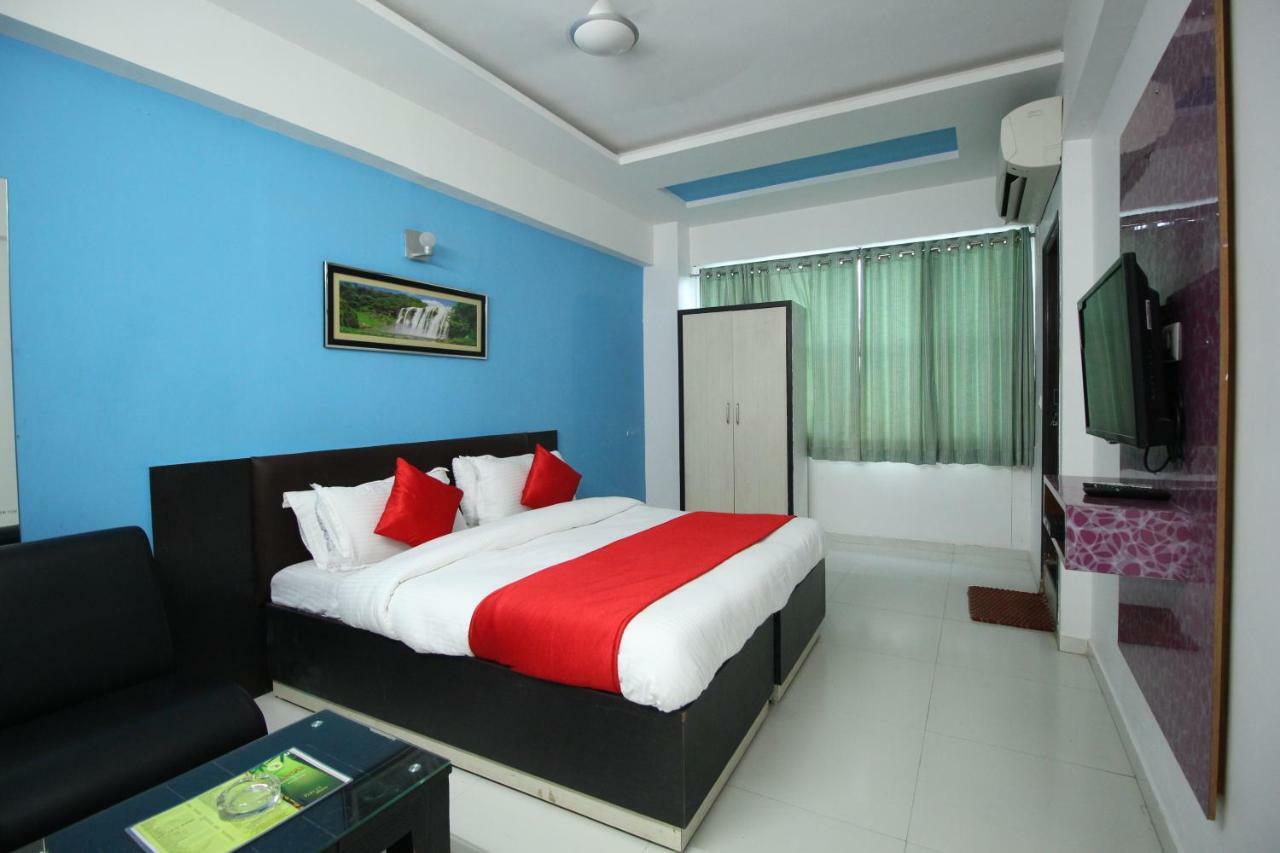 Hotel Hillton Гандинагар Екстериор снимка