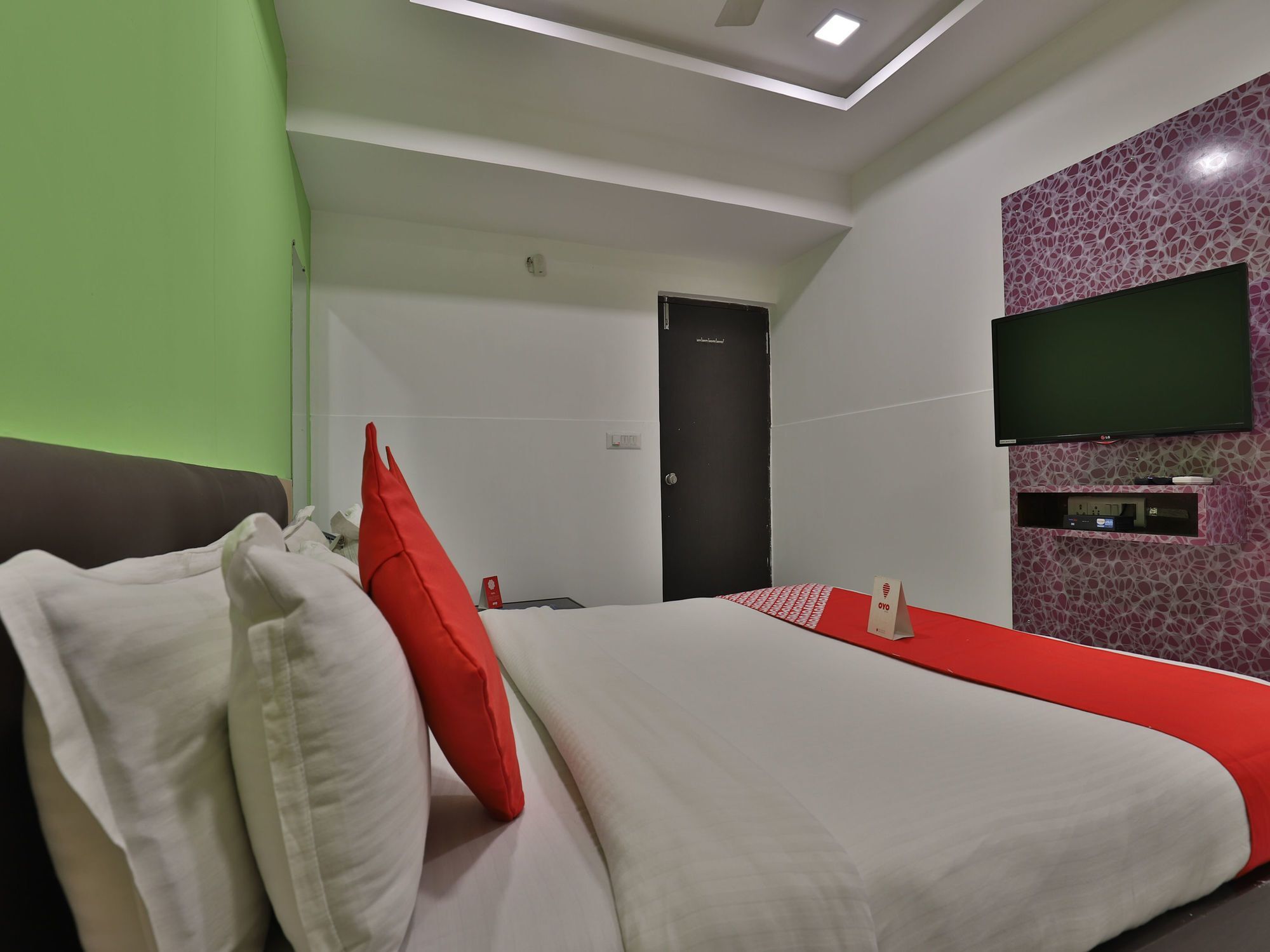Hotel Hillton Гандинагар Екстериор снимка