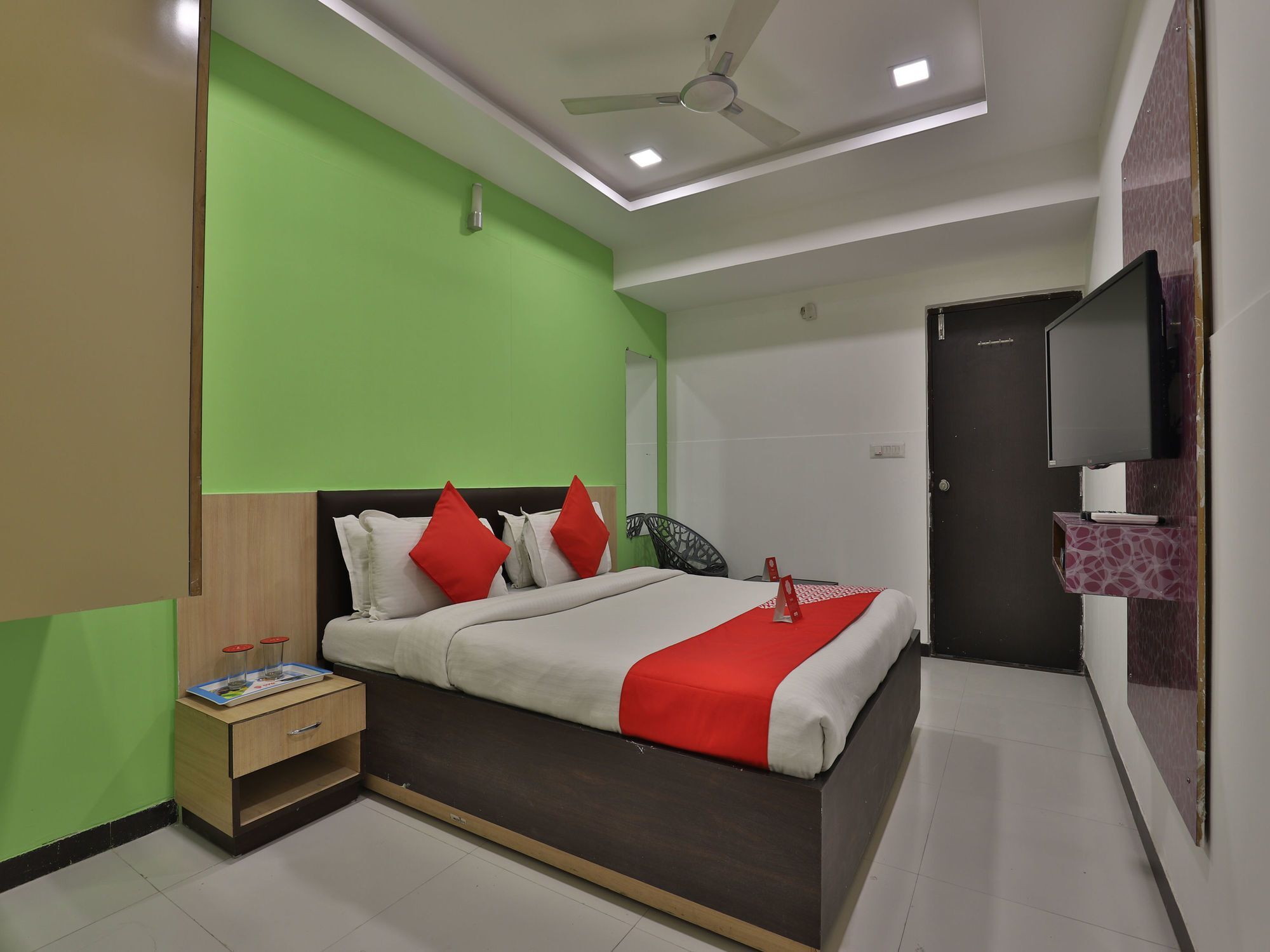 Hotel Hillton Гандинагар Екстериор снимка